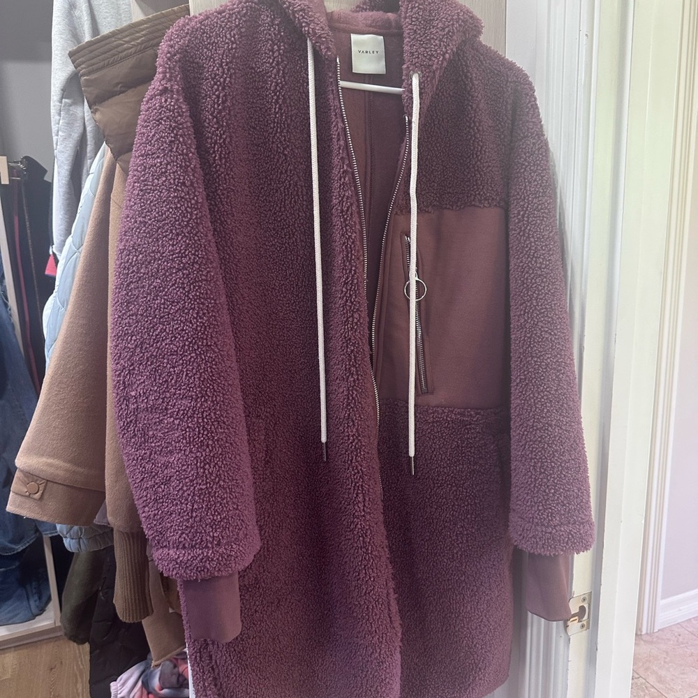 Burgundy Hooded Sherpa Coat Varley, EUC